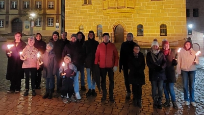 Abschluss der Fackelwanderung am Rathaus in Sulzbach-Rosenberg. (Bild: Alexandra Ottmann)