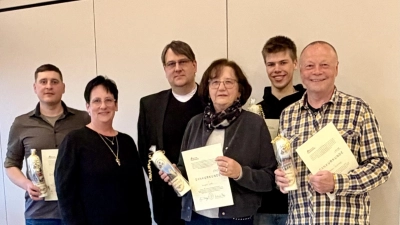 Im Bild v.l. Herr Christian Weiß (PGR Leonberg), Pfarrgemeinderats-Sprecherin Michaela Panzer, Pfarrer Oliver P. Pollinger, Irmgard Gradl (Seelsorgerat Steinmühle), Jonas Fröhlich (PGR Mitterteich) und Markus Scharnagl (PGR Mitterteich). (Bild: Michaela Panzer)