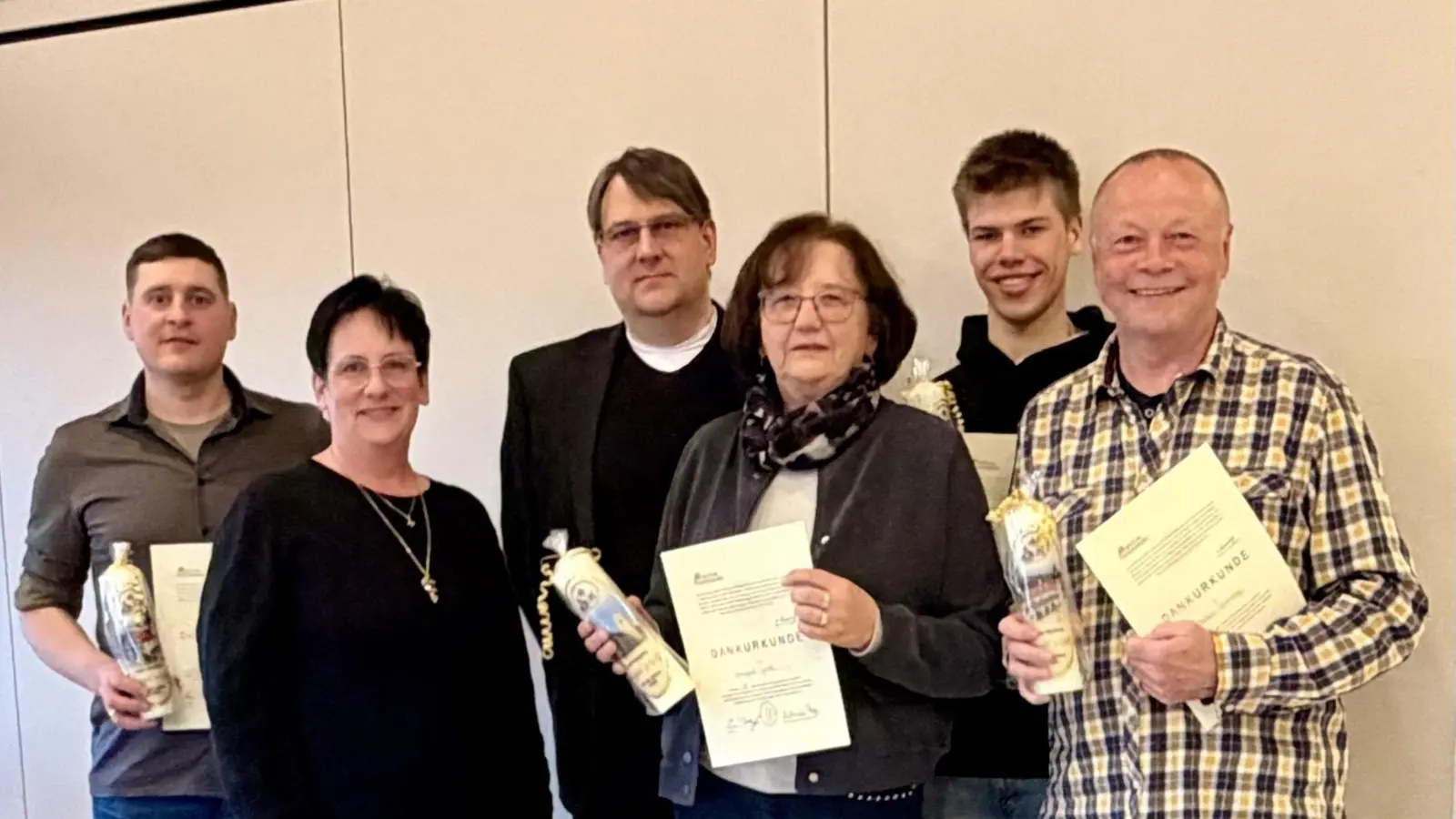 Im Bild v.l. Herr Christian Weiß (PGR Leonberg), Pfarrgemeinderats-Sprecherin Michaela Panzer, Pfarrer Oliver P. Pollinger, Irmgard Gradl (Seelsorgerat Steinmühle), Jonas Fröhlich (PGR Mitterteich) und Markus Scharnagl (PGR Mitterteich). (Bild: Michaela Panzer)