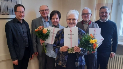 Bei der KAB St. Georg wurden Mitglieder geehrt. Von links: Präses Kaplan Johannes Spindler, Vorsitzender Franz Hirmer, Rosemarie Plössl, Ottilie Donhauser, Albert Birkl und Stadtpfarrer Markus Brunner.<br> (Bild: Hirmer/exb)