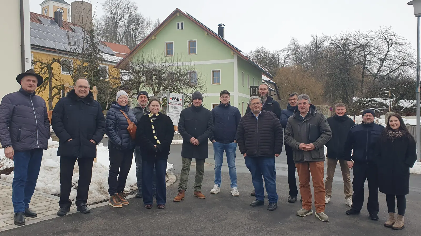 Gruppenfoto in Thanstein. Links 1. Bürgermeister der Gemeinde Thanstein Walter Schauer, daneben 1. Bürgermeister Gemeinde Tännesberg Ludwig Gürtler. Mittig mit Mütze Bürgermeisterkandidat Michael Riedl, 7. von rechts GF Mattias Jeitner, 4. von rechts Architekt Christian Schönberger und rechts die Vertretung vom ALE Frau Schwarzmeier. (Bild: Gerald Reiter)