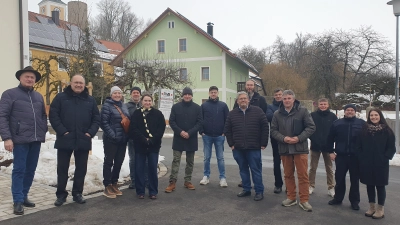 Gruppenfoto in Thanstein. Links 1. Bürgermeister der Gemeinde Thanstein Walter Schauer, daneben 1. Bürgermeister Gemeinde Tännesberg Ludwig Gürtler. Mittig mit Mütze Bürgermeisterkandidat Michael Riedl, 7. von rechts GF Mattias Jeitner, 4. von rechts Architekt Christian Schönberger und rechts die Vertretung vom ALE Frau Schwarzmeier. (Bild: Gerald Reiter)