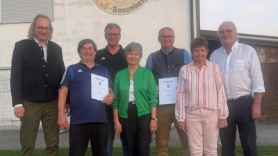Von links <br>2. Vorstand Horst Perrey, neues Ehrenmitglied Werner Aures, neues Ehrenmitglied Frank Kokott, 3. Bürgermeisterin Hildegard Geismann. Neues Ehrenmitglied Manfred Seitz, Kassiererin Helga Sporrer, 3. Vorstand KH König. (Bild: Daniela Ludwig)