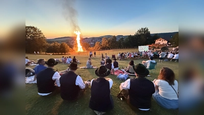 Beim Johannisfeuer in freudenberg gab es auch eine Leinwand zum Fußballschauen. (Bild: Tom Kraus)