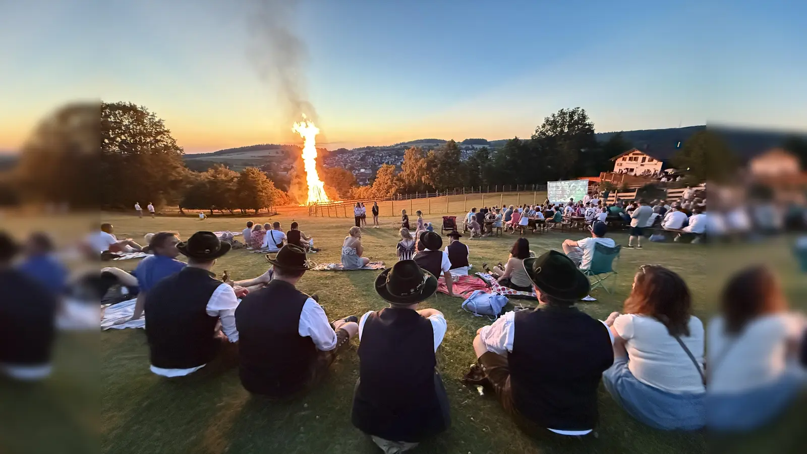 Beim Johannisfeuer in freudenberg gab es auch eine Leinwand zum Fußballschauen. (Bild: Tom Kraus)