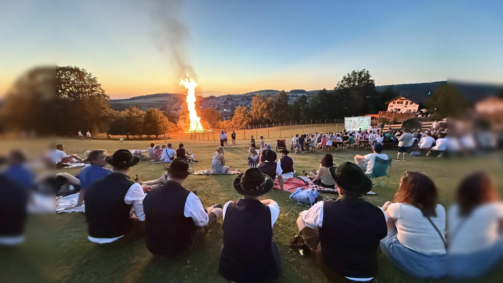 Beim Johannisfeuer in freudenberg gab es auch eine Leinwand zum Fußballschauen. (Bild: Tom Kraus)