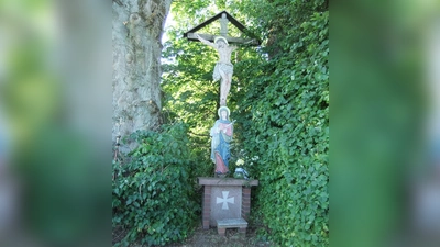 Das Flurkreuz am Pittersberger Weberhölzl (des Ortes höchster Geländepunkt mit 517 Metern Höhe als Beispiel) inmitten der Natur ist so zusagen eine Augenweide. Es steht auf Kirchengrund, das die Kirchenverwaltung mit anderen auch hegt und pflegt.  (Bild: Michael Götz)
