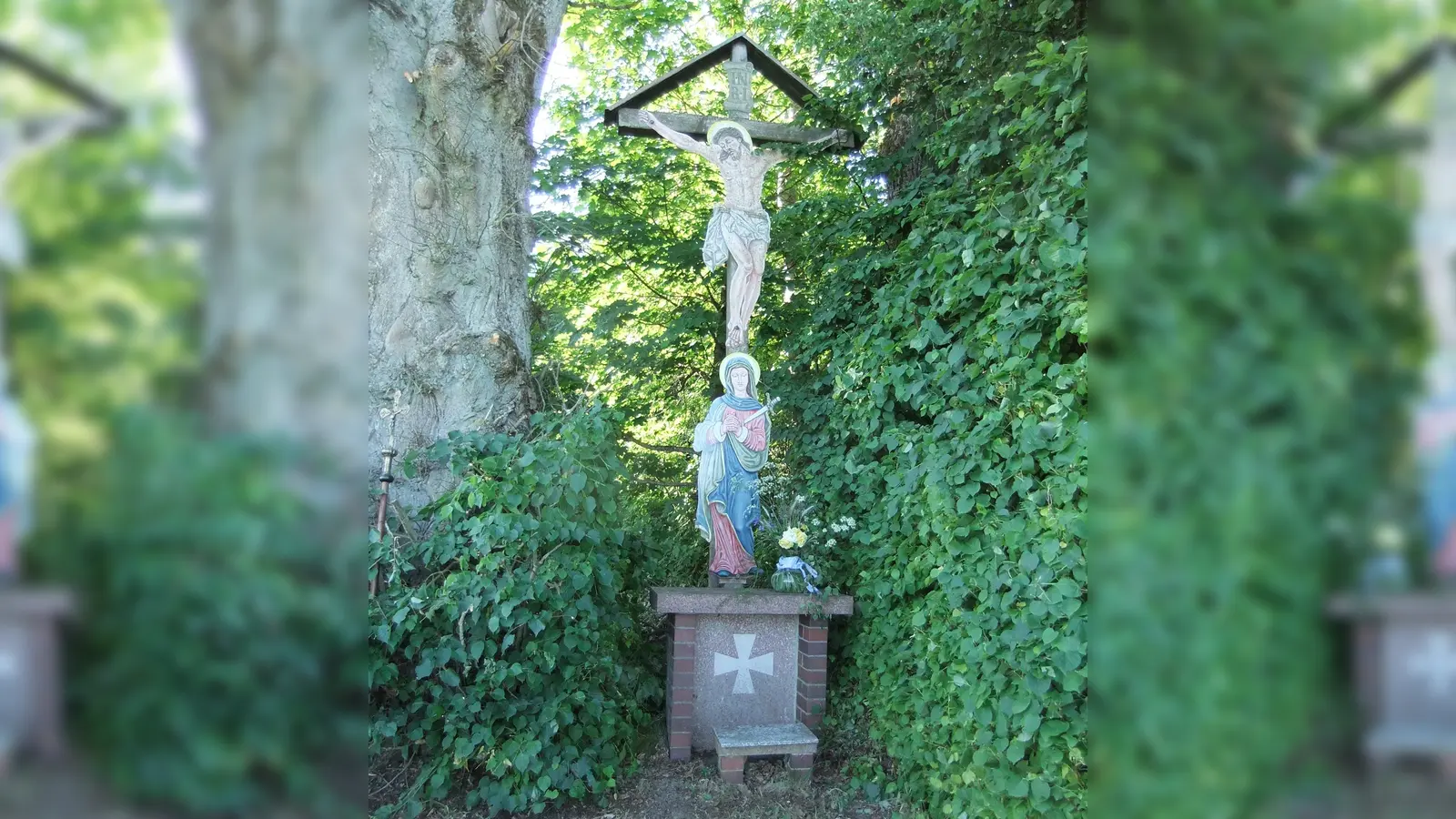 Das Flurkreuz am Pittersberger Weberhölzl (des Ortes höchster Geländepunkt mit 517 Metern Höhe als Beispiel) inmitten der Natur ist so zusagen eine Augenweide. Es steht auf Kirchengrund, das die Kirchenverwaltung mit anderen auch hegt und pflegt.  (Bild: Michael Götz)