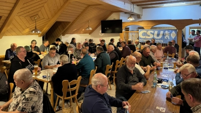 Volle Konzentration an allen Tischen – 120 Spielerinnen und Spieler lieferten sich spannende Duelle beim Preisschafkopf der CSU Freihung (Bild: Christian Lautenschlager)