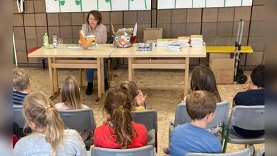 Kinderbuchautorin Christine Willfurth liest in der Trautwein-Grundschule Moosbach vor. (Bild: Diana Troidl)
