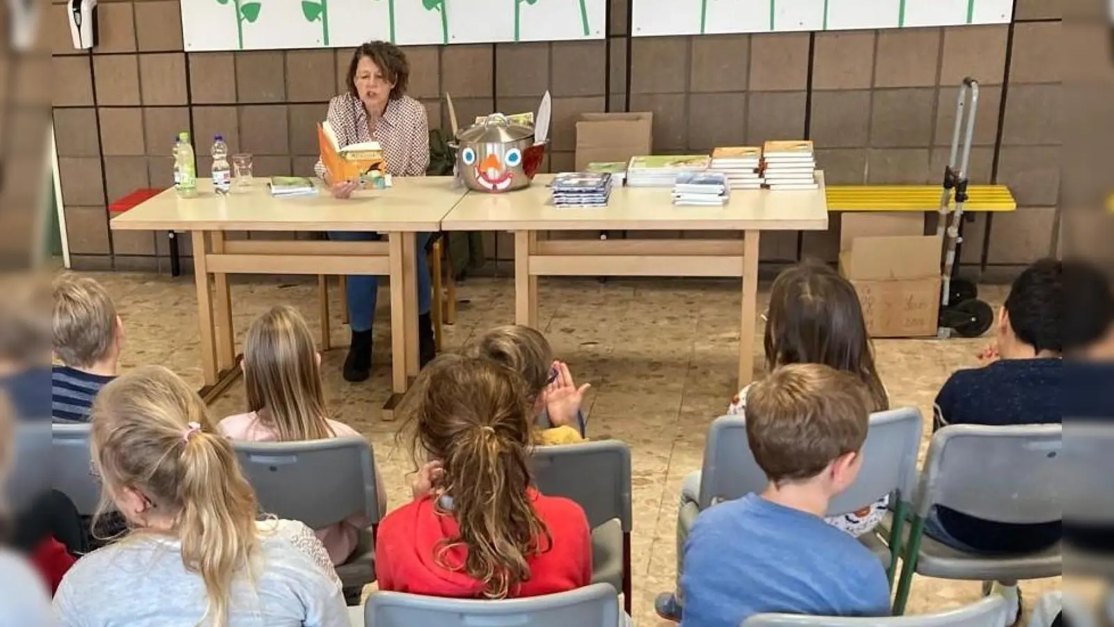 Kinderbuchautorin Christine Willfurth liest in der Trautwein-Grundschule Moosbach vor. (Bild: Diana Troidl)