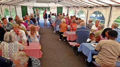 Geselligkeit pur: Unter dem großen Festzelt am Schießlweiher feierten Mitglieder und Gäste des BVS bis in den Abend hinein. (Bild: Reinhard Kreuzer)