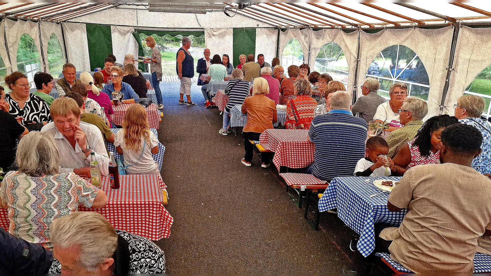 Geselligkeit pur: Unter dem großen Festzelt am Schießlweiher feierten Mitglieder und Gäste des BVS bis in den Abend hinein. (Bild: Reinhard Kreuzer)