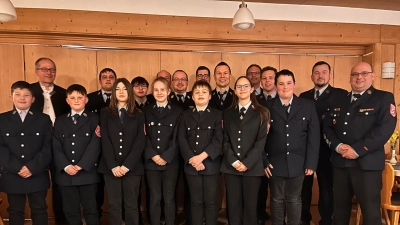 Auf dem Foto sind die Neuzugänge vorne mit Bürgermeister Roman Schäffler, den Jugendwarten, Kommandanten und Vorsitzenden zu sehen.  (Bild: Irene Nickl)