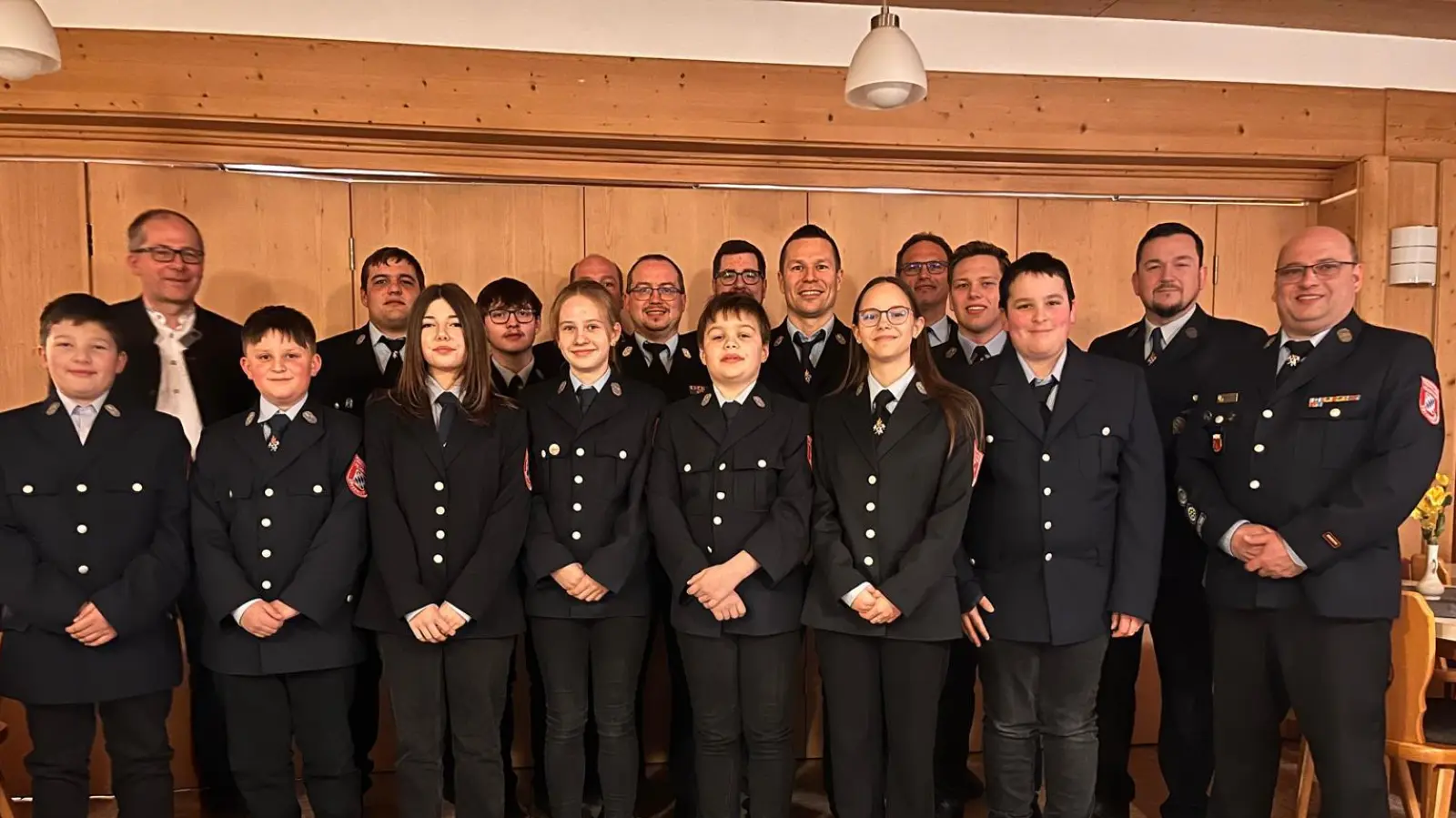 Auf dem Foto sind die Neuzugänge vorne mit Bürgermeister Roman Schäffler, den Jugendwarten, Kommandanten und Vorsitzenden zu sehen.  (Bild: Irene Nickl)