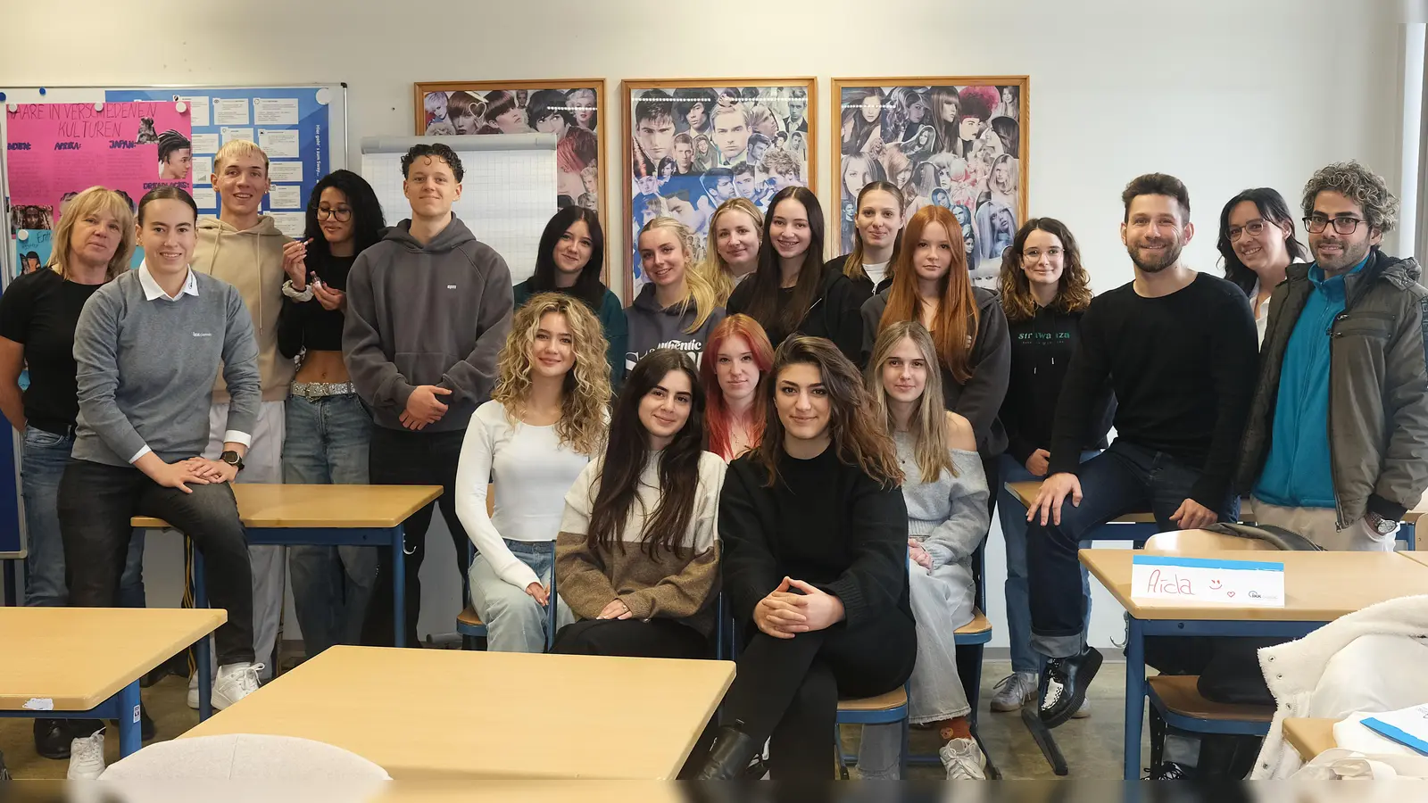 Die Lehrlinge der Schwandorfer Friseurinnung übten bei einem Knigge-Workshop „Benimm-Regeln“ ein.  (Bild: Rudi Hirsch )