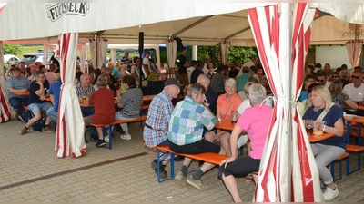 Dieses Jahr war das Zelt für die Besucher als Schattenspender gefragt, und die leichte Zugluft darunter als angenehm empfunden. (Bild: Erwin Kolb)