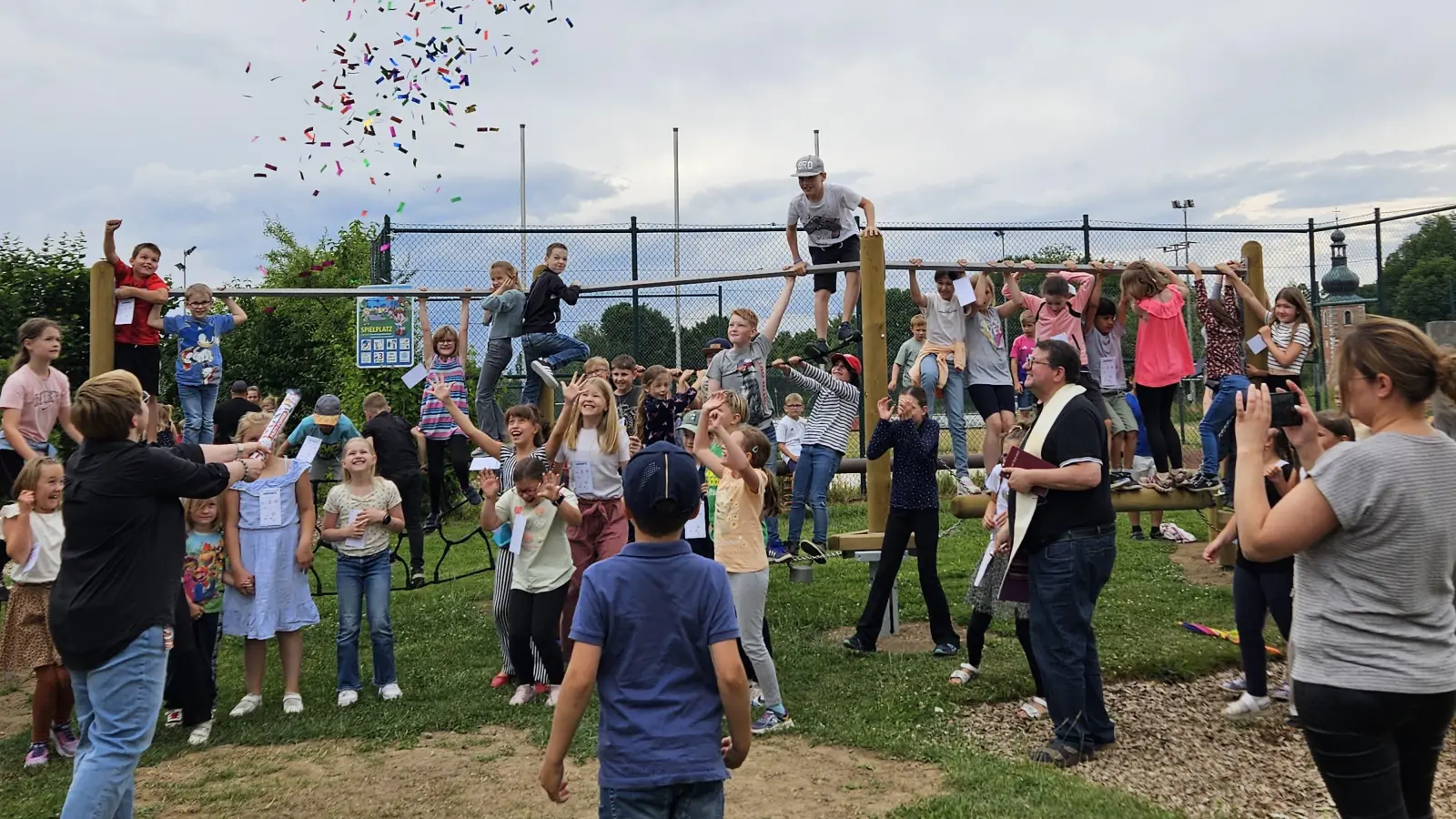 Segnung des neuen Balancier-Parcours durch Herrn Pfarrer Udo Klösel. (Bild: Birgit Enders)