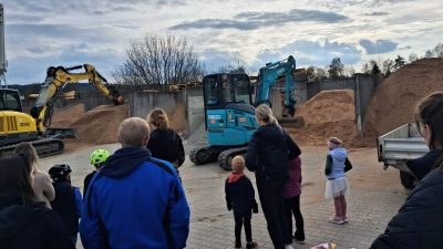 Mit großer Begeisterung durften die Kinder bei der Firma Hierold selbst in einem echten Bagger Platz nehmen und gemeinsam mit einem Baggerfahrer im Sand schaufeln. (Bild: Claudia Landgraf)