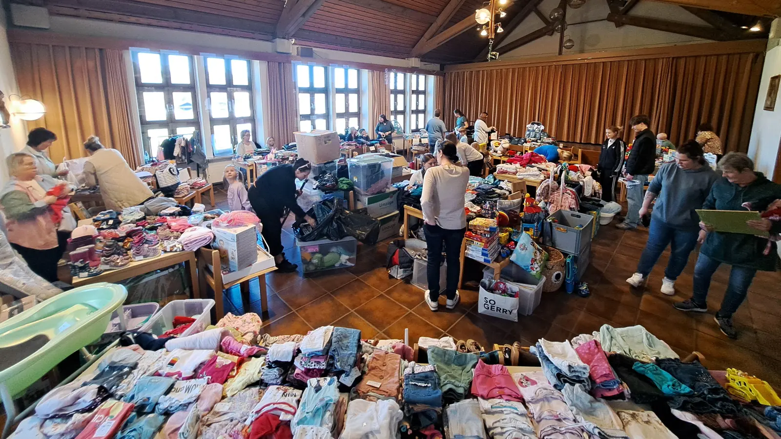 Tischbasar im Pfarrheim. (Bild: Dominik Meyer)