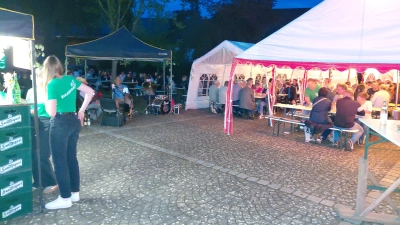 Rebensaft „mit und ohne”, Zwiebelkuchen, unermüdliche junge Gastgeber und wirtshausfreundliche Musik bei sommerabendlicher Witterung: Diese Mischung kam auch heuer beim Landjugend-Weinfest in Burkhardsreuth gut an. (Bild: Dr. Bernhard Piegsa)