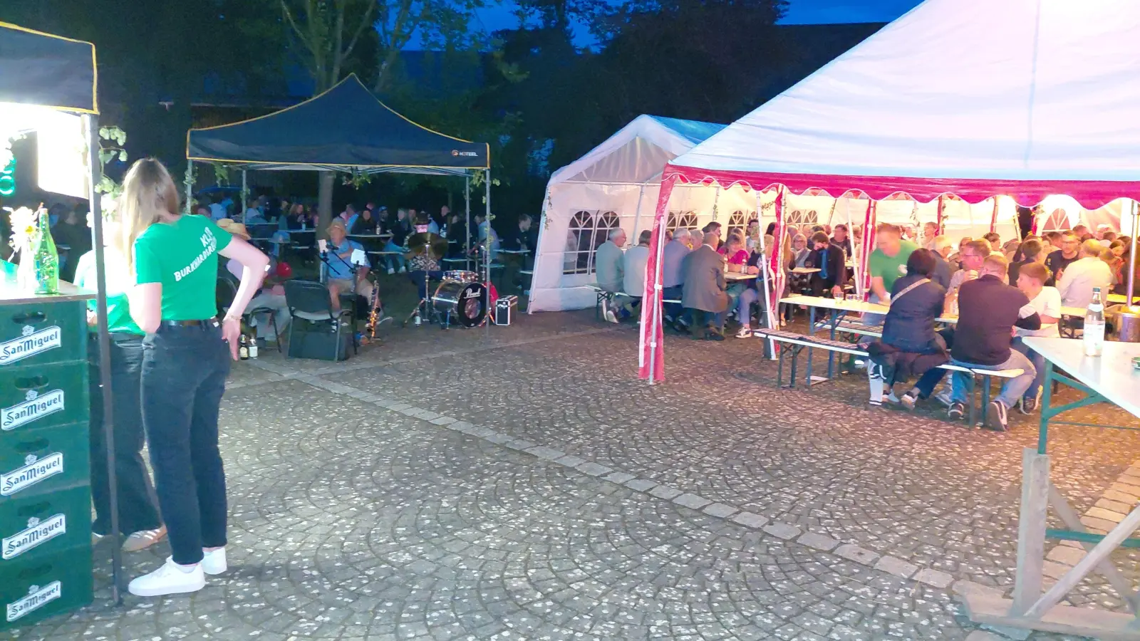 Rebensaft „mit und ohne”, Zwiebelkuchen, unermüdliche junge Gastgeber und wirtshausfreundliche Musik bei sommerabendlicher Witterung: Diese Mischung kam auch heuer beim Landjugend-Weinfest in Burkhardsreuth gut an. (Bild: Dr. Bernhard Piegsa)