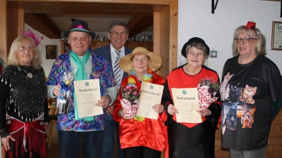 Ehrung der ausgeschiedenen Vorstandsmitglieder (Bild: Elfi Kempke und Zita Schuster-Thaler)
