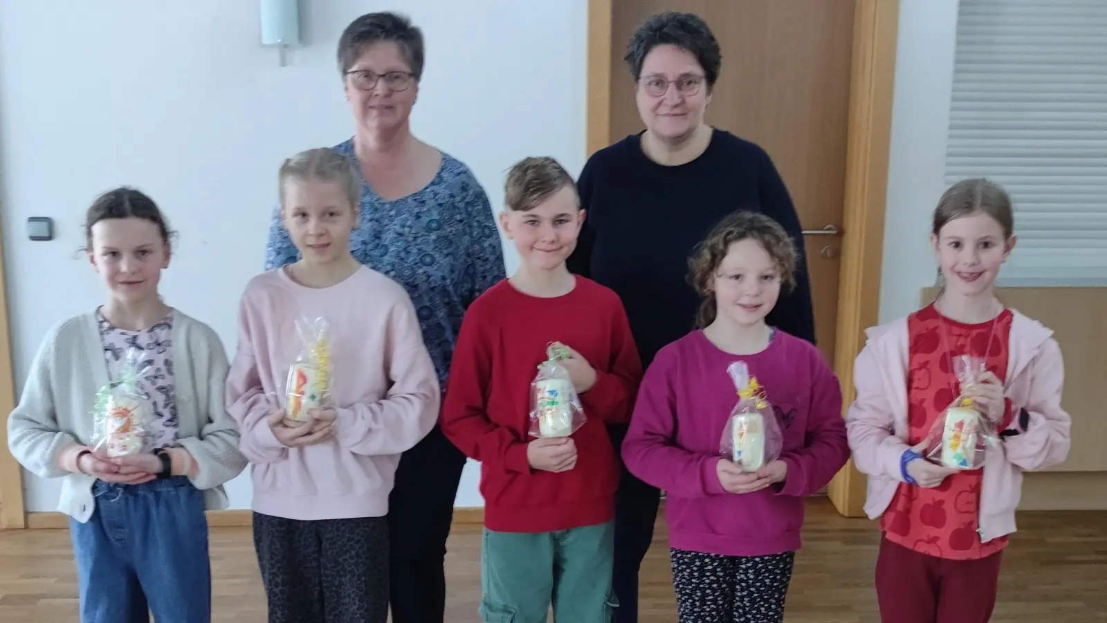 KAB gestaltet mit den Kommunionkindern Osterkerzen. (Bild: Wolfgang Glaser)