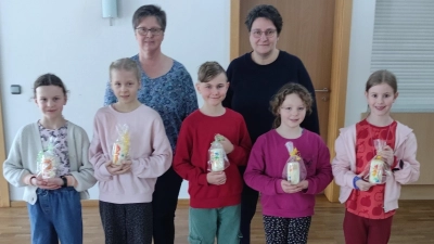 KAB gestaltet mit den Kommunionkindern Osterkerzen. (Bild: Wolfgang Glaser)