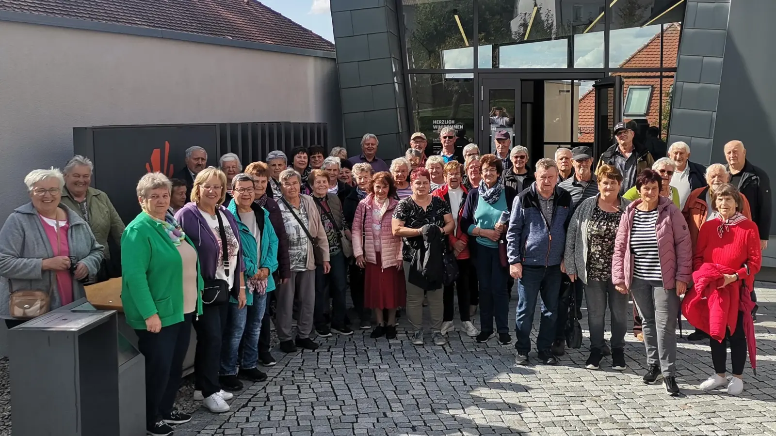 Die Ausflügler vor dem Vulkanmuseum. (Bild: Annemarie Mösbauer)