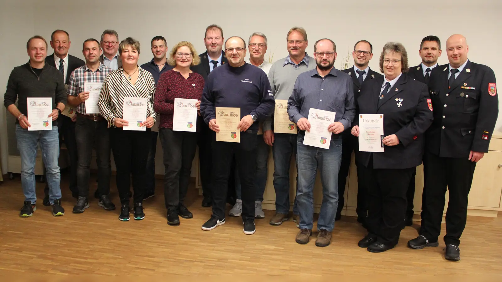 Gemeinsam brachten es die Jubilare der Feuerwehr Niedermurach auf 585 Jahre Vereinszugehörigkeit. Mit im Bild: Kommandant Wolfgang Pflug und Kreisbrandmeister Andreas Brandstätter (von rechts) sowie Bürgermeister Martin Prey (hinten Zweiter von links). (Bild: Sandra Urban)