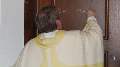 Die neu geweihte Kreide kam ebenfalls gleich zum Einsatz. Pfarrer Hölzl schrieb den Segensspruch 20*C+M+B – 26 an die Kirchentüren. (Bild: Nikolaus Scherr)