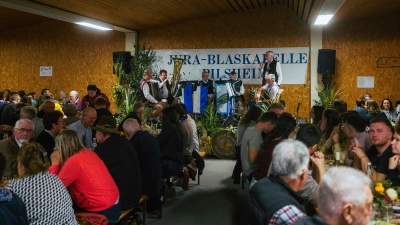 Zum 20. Mal hatte die Jurablaskapelle Pilsheim zum Weinfest in die herbstlich geschmückte Freizeithalle eingeladen. Blaskapellenvorstand Josef Auer (hi.re.) freute sich über den riesigen Zuspruch.  (Bild: Paul Böhm)