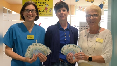 Lehrerin Sabina Vetterl überreicht an die beiden Vorsitzenden von FLIKA Margit Meier und Dr. Birgit Prey 500 Euro. (Bild: Verena Uschold)