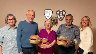 Auf dem Bild von links nach rechts: 2. Schützenmeisterin Monika Haas, 2. Platz Josef Haas, Gewinnerin des Osterschießen Christine Kastenberger, 3. Platz Hans Horst, Schriftführerin Luisa Metzner. (Bild: Heike Metzner)