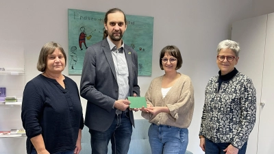 Die Leiterin des Weidener Frauenhauses, Enikö Nagy (2.v.r.), nahm von den Grünen-Kreisrät*innen eine Spende von 500 Euro entgegen: von links Lisa Rauh, Josef Schmidt und Heidrun Schelzke-Deubzer.  (Bild: Heidrun Schelzke-Deubzer)