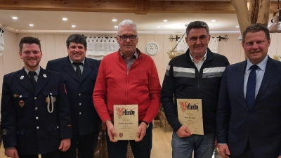 Kommandant Andreas Meierhöfer, Vorstand Matthias Burger, die Geehrten Wolfgang Mark und Max Burger, sowie Stefan Grillmeier (v.l.) stellten sich zum Erinnerungsfoto auf. (Bild: Michaela Burger)