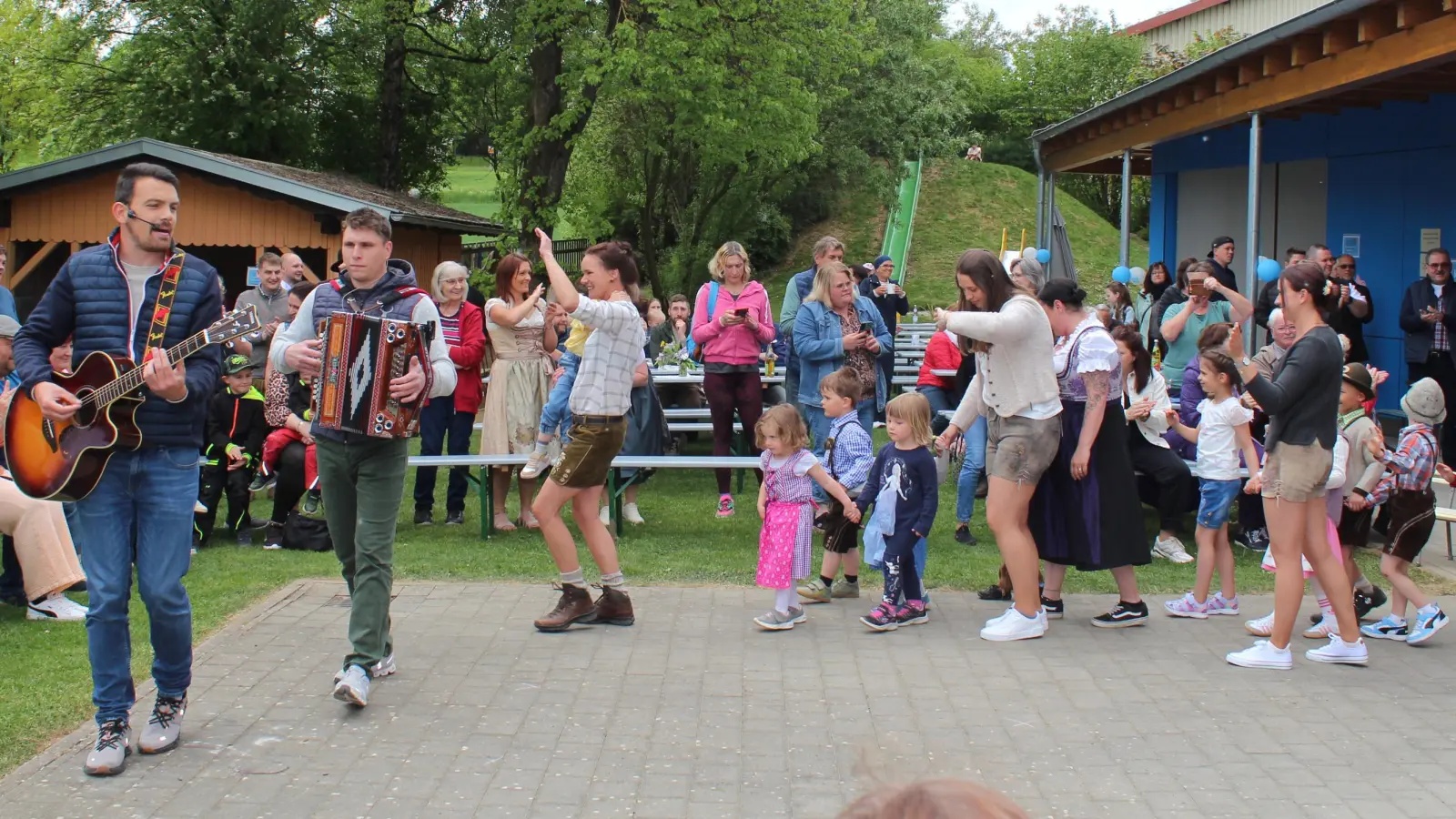 Bene und Ferdi ziehen voran und alle folgen beim Einzug zum Start in das Maifest. (Bild: Nikolaus Scherr)