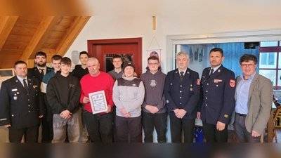 Von links nach rechts: 1. Kommandant Peter Reier, Jugendwart Nikolai Riedl, Hans Wilfert jun., Johannes Schiener, Alexander Schiener, Ehrenvorstand Egon Roiger, Paul Wurmstein, Samuel Neudecker, Simon Wild, 1. Vorsitzender Michael Riedl, Kreisbrandmeister Andreas Brandstätter sowie 1. Bürgermeister Gerald Reiter (Bild: Florian Scherbl)