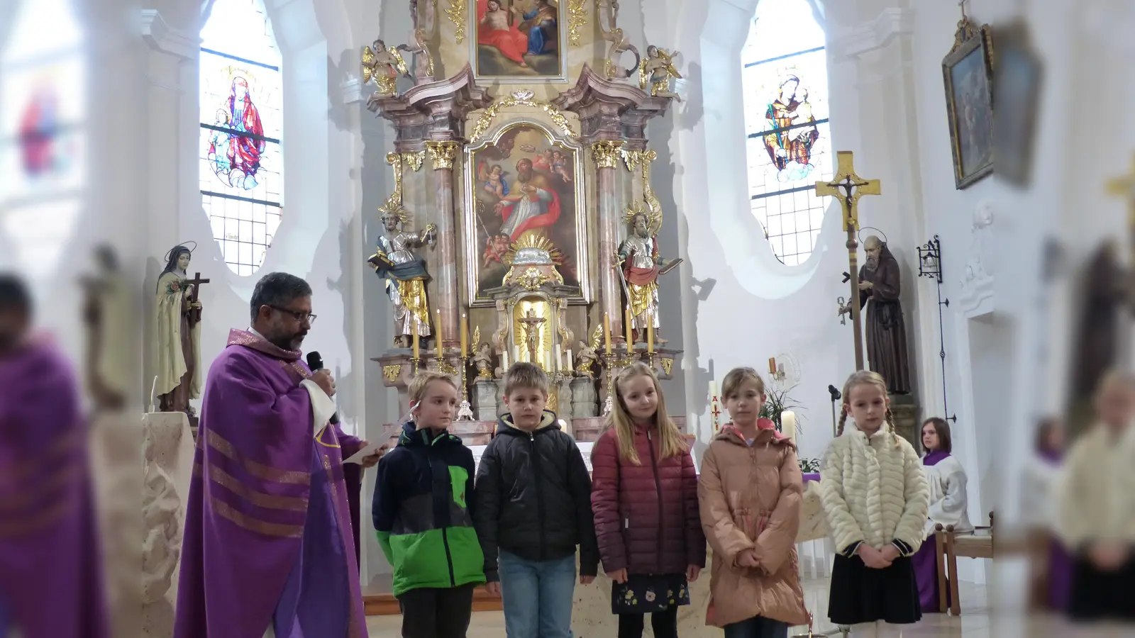 Pater Jo bat die fünf Kinder, dass sie sich selbst vorstellten und band sie aktiv in die Messfeier mit ein und sie waren mit Begeisterung dabei. (Bild: Sieglinde Schärtl)