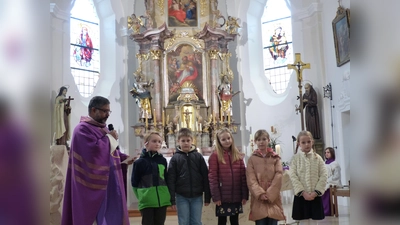 Pater Jo bat die fünf Kinder, dass sie sich selbst vorstellten und band sie aktiv in die Messfeier mit ein und sie waren mit Begeisterung dabei. (Bild: Sieglinde Schärtl)