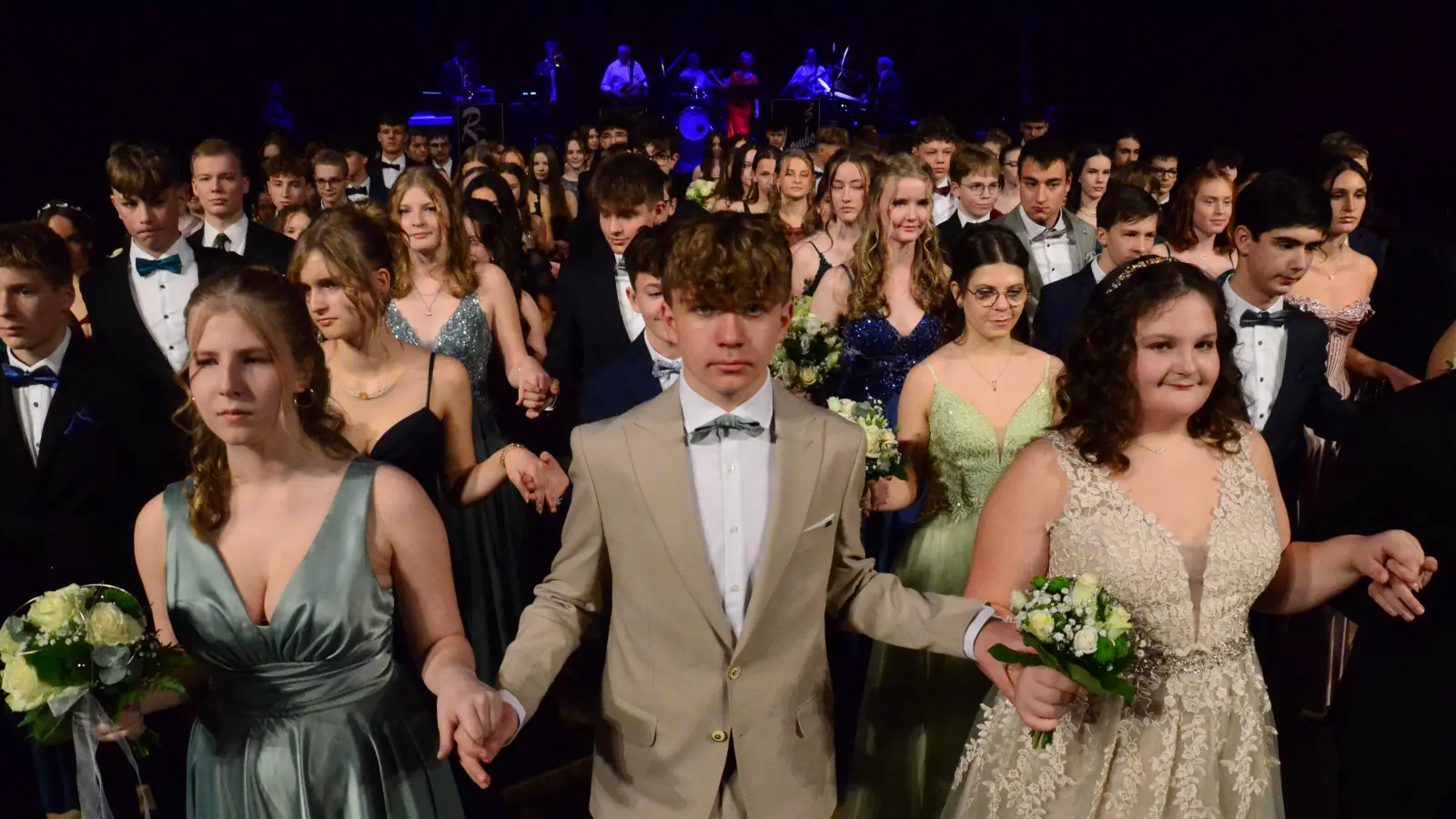 Mit einer prächtigen Polonaise eröffneten die Tanzpaare den Abschlussball.  (Bild: Helmut Kunz)