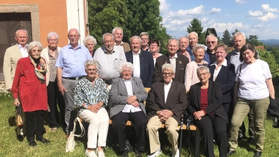 Der Schülerjahrgang 1940 feierte vor wenigen Tagen 85. Geburtstag im Gasthof „Bayerischer Hof” in Wiesau. Dazu gehörte auch ein Gottesdienst in der Kreuzbergkirche, ein Jubiläums-Klassenfoto und die Erinnerung an bereits verstorbene Mitschüler. (Bild: Werner Robl)