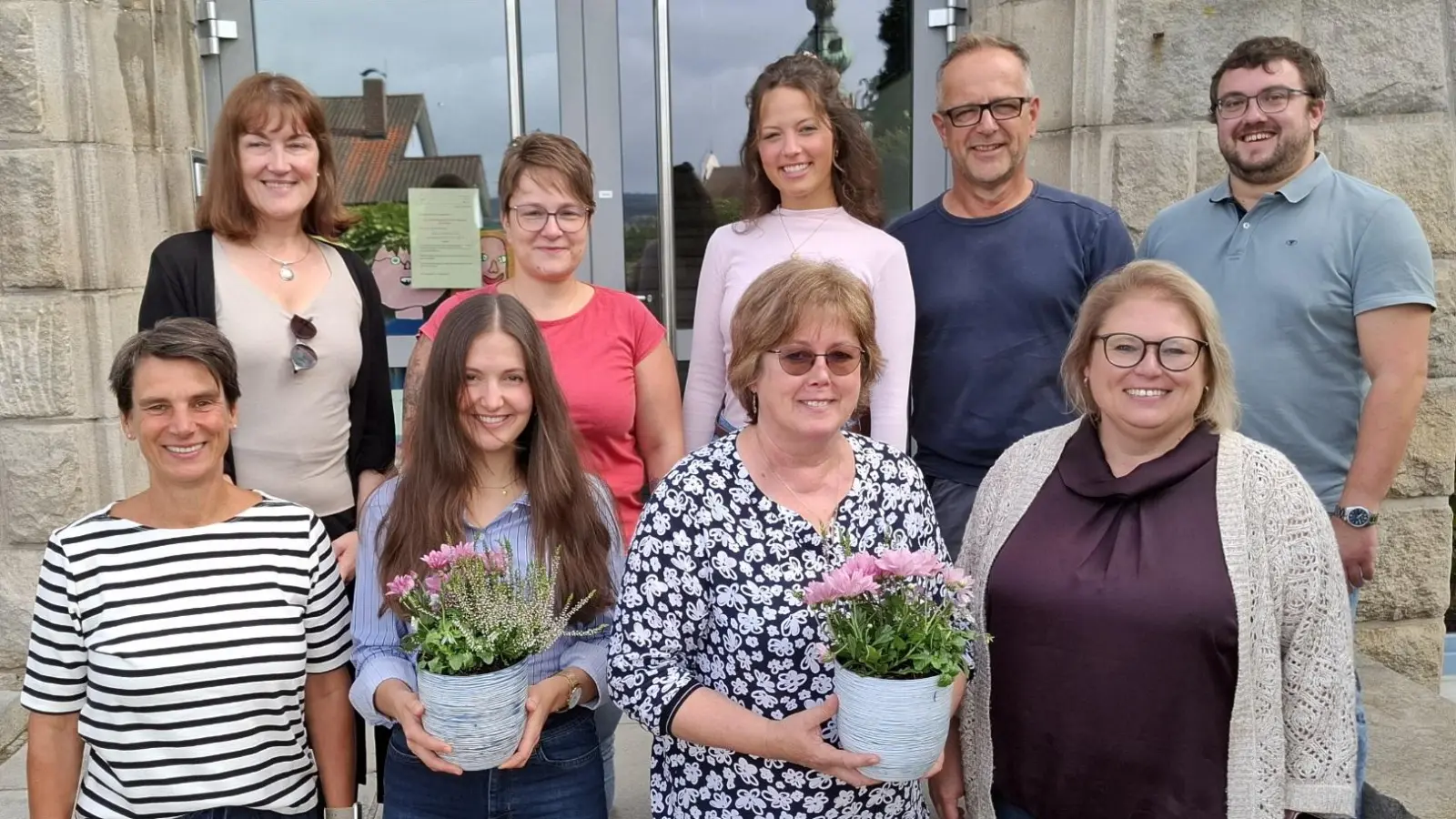 Im Beisein des Schulkollegiums gratulierte (v.r.) Schulleiterin Katharina Merther Ramona Mensch zum Jubiläum und begrüßte gleichzeitig die neue Lehrerin Jasmin Schuh. Der Gratulation und dem Willkommensgruß schloss sich stellvertretende Schulleiterin Alexandra Reber an. (Bild: Karl Ziegler)