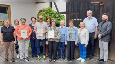 Max Peter (Zweiter von rechts) wurde erneut als Vorsitzender des Neustädter Salonorchesters gewählt. Ihm zur Seite steht das bewährte Vorstandsteam. Langjährige Mitglieder wurden für ihre Treue geehrt. (Bild: Gabi Fröhlich)