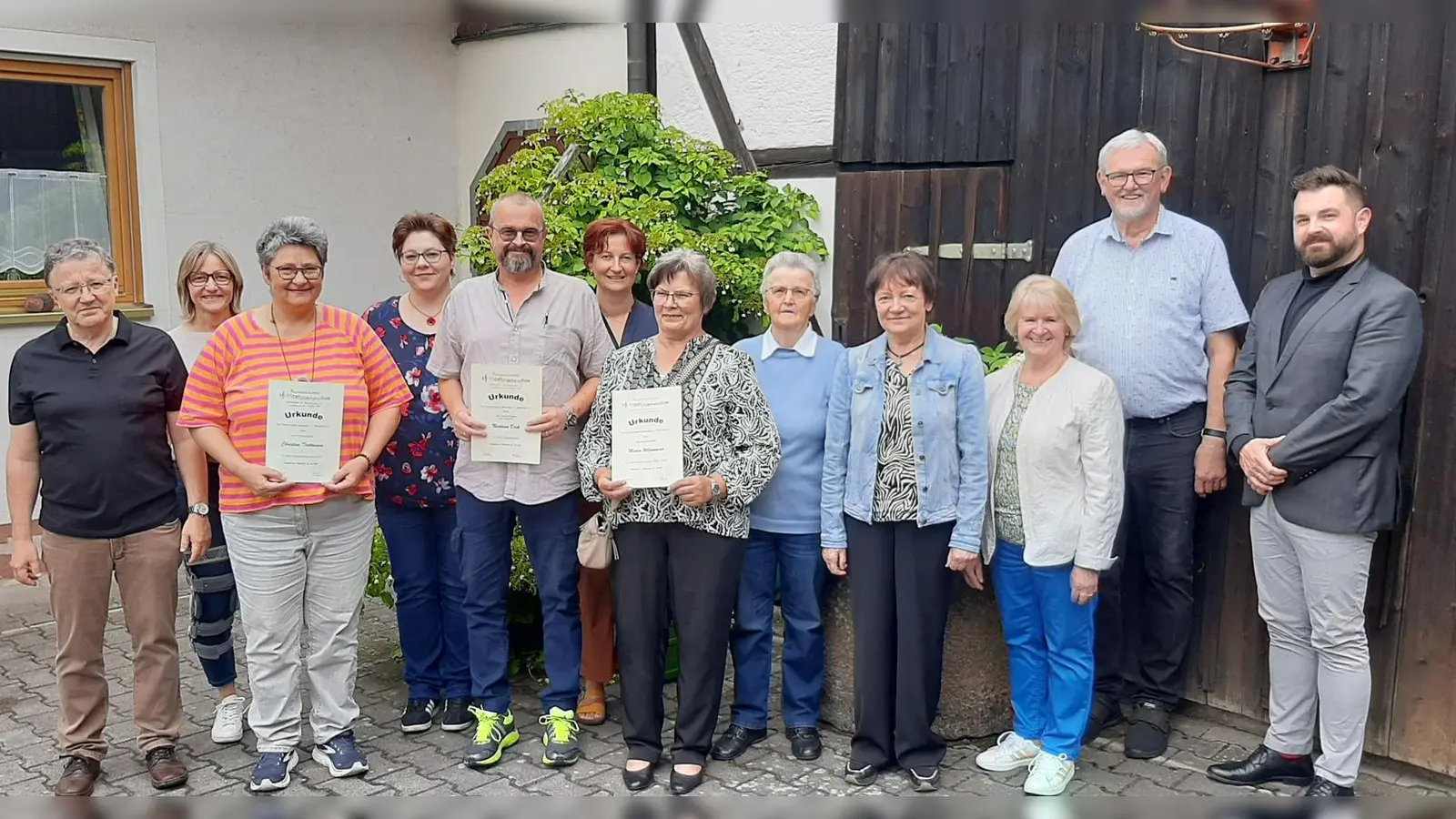 Max Peter (Zweiter von rechts) wurde erneut als Vorsitzender des Neustädter Salonorchesters gewählt. Ihm zur Seite steht das bewährte Vorstandsteam. Langjährige Mitglieder wurden für ihre Treue geehrt. (Bild: Gabi Fröhlich)