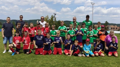 Die ersten drei Mannschaften des Ludwig-Hecht-Cups. Der Sieger Wunsiedel (blaue Shirts), SG Mitterteich/Pechbrunn (grüne Shirts) und Luisenburg (rote Shirts). Von den SV Freunden Jörg Kraus, links, Kevin Lang (daneben mit Sonnenbrille) und Günter Geiler (zgl. Trainer, hinten mit Sonnenbrille und grünem Shirt). (Bild: Markus Renner)