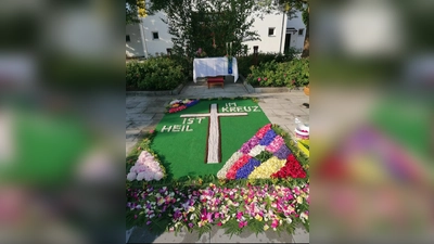 Blumenteppich am Bischof-Rosner-Platz 1 in Schnaittenbach gelegt vom Frauenbund (Bild: Anita Hartmann)