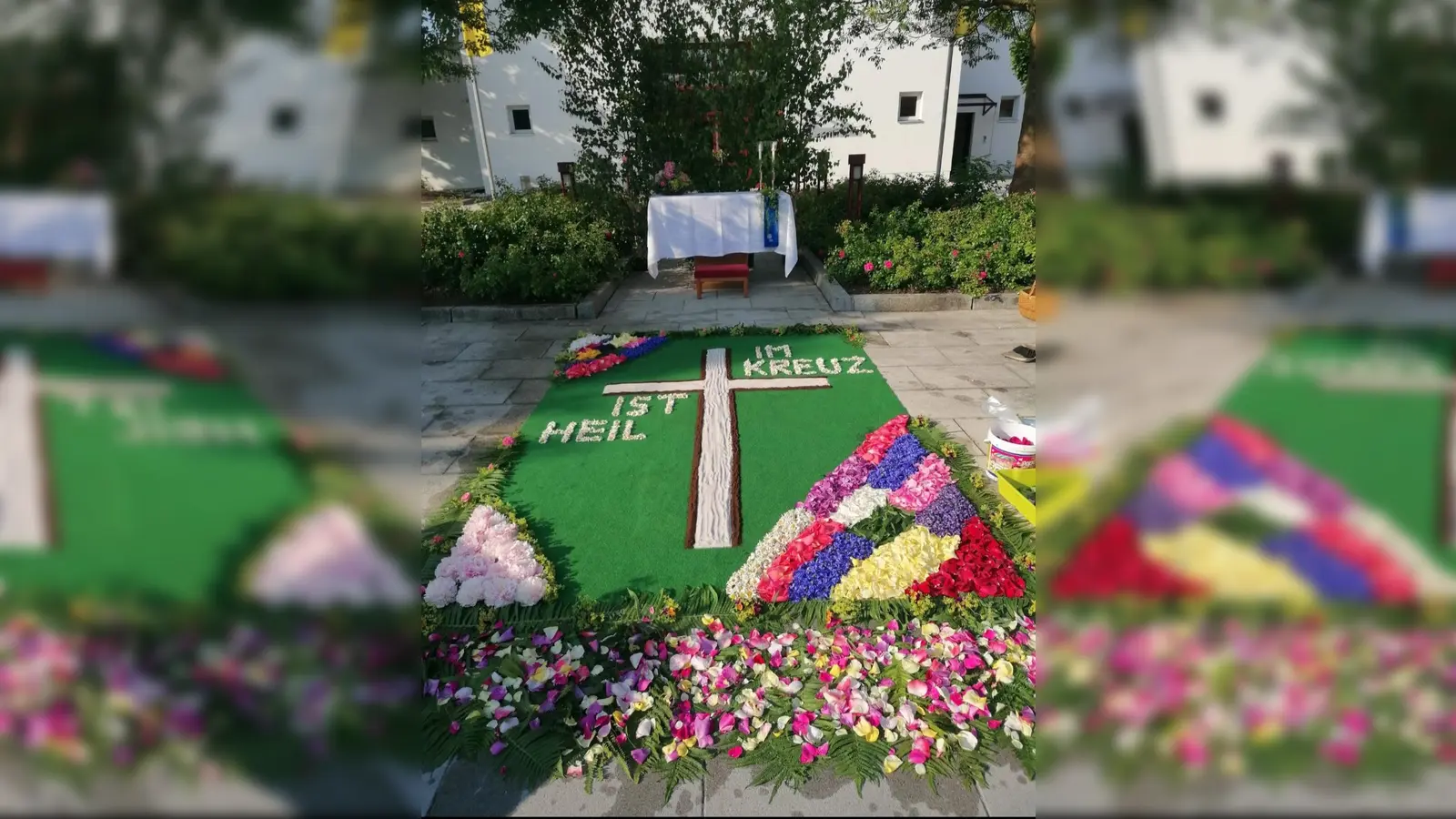 Blumenteppich am Bischof-Rosner-Platz 1 in Schnaittenbach gelegt vom Frauenbund (Bild: Anita Hartmann)