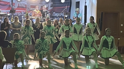 Die Jugendgarde des Hammerleser Faschings-Vereins mit Prinzenpaar und Hofstaat beim Sportlerball (Bild: Sonja Reichold)